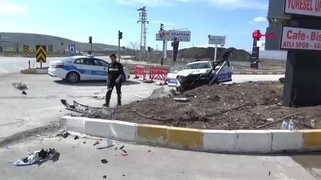 Afyonkarahisar Polis Aracı ile Otomobil Çarpıştı, 2 Polis Yaralandı Haber