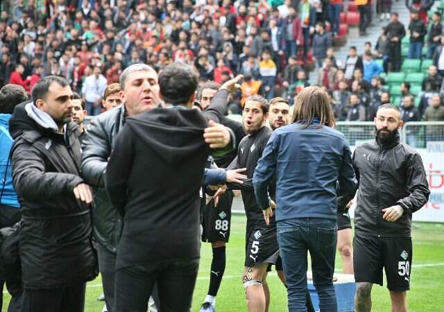 Amed Sportif-Sakaryaspor Maçında Ortalık Karıştı!