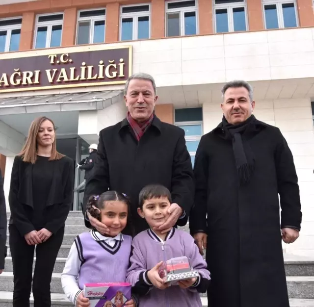 Bakan Akar ve Komutanlar Ağrı'da Bakan Akar ve Komutanlar Ağrı'da