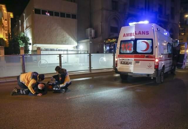 Caddenin Ortasına Yatan Alkollü Adamın İnadı Pes Dedirtti