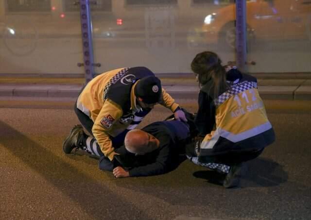 Caddenin Ortasına Yatan Alkollü Adamın İnadı Pes Dedirtti