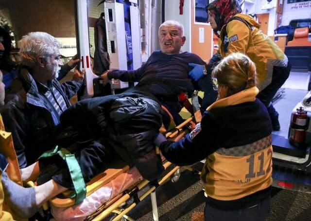 Caddenin Ortasına Yatan Alkollü Adamın İnadı Pes Dedirtti