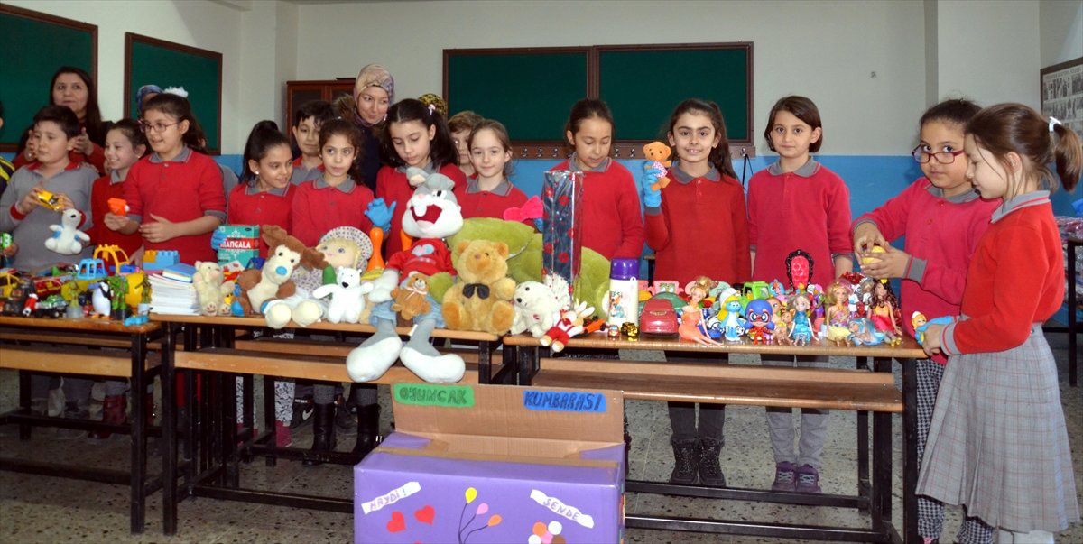İlkokul Öğrencilerinden İhtiyaç Sahibi Çocuklara Yardım