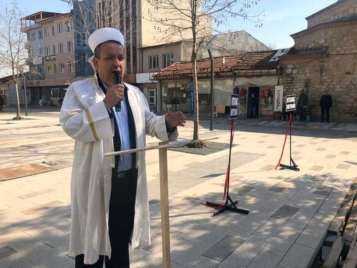 Mitingden Sonra İmam Cübbesi Giyip Dua Etti