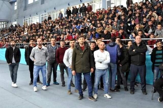 TTK'nın İşçi Alımı Kura Törenine Sığmayan Adaylar Salonun Dışına Taştı