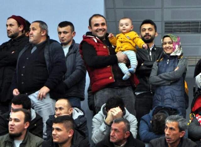 TTK'nın İşçi Alımı Kura Törenine Sığmayan Adaylar Salonun Dışına Taştı