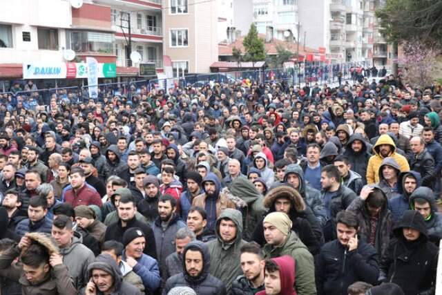TTK'nın İşçi Alımı Kura Törenine Sığmayan Adaylar Salonun Dışına Taştı