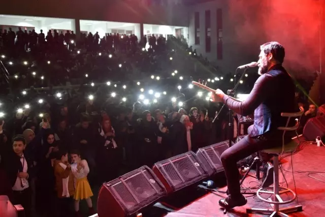 Uğur Işılak Gümüşhane'de Konser Verdi