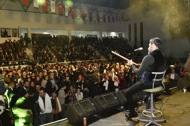 Uğur Işılak Gümüşhane'de Konser Verdi