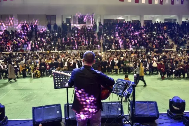 Uğur Işılak Gümüşhane'de Konser Verdi