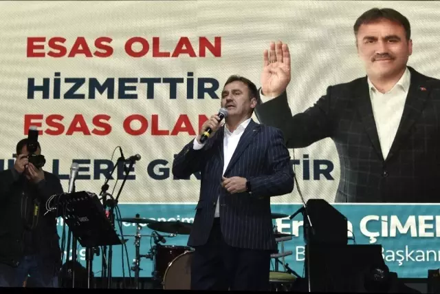 Uğur Işılak Gümüşhane'de Konser Verdi