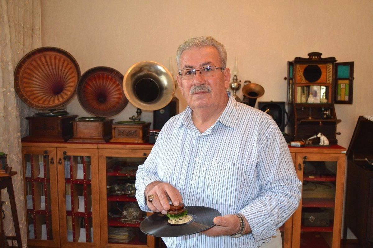 Zeki Müren'le Başladı Yaklaşık 2 Bin Taş Plak Biriktirdi