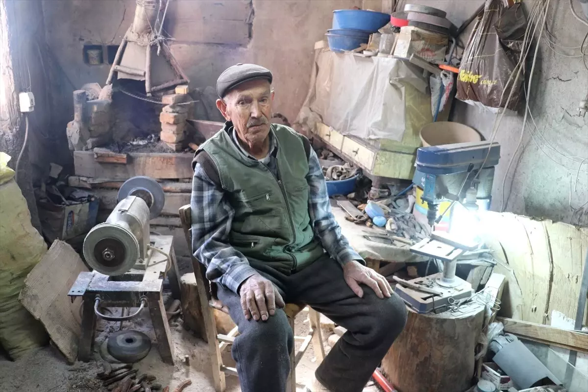 Bıçakçı Ali Usta 77 Yıldır Çelik Dövüyor