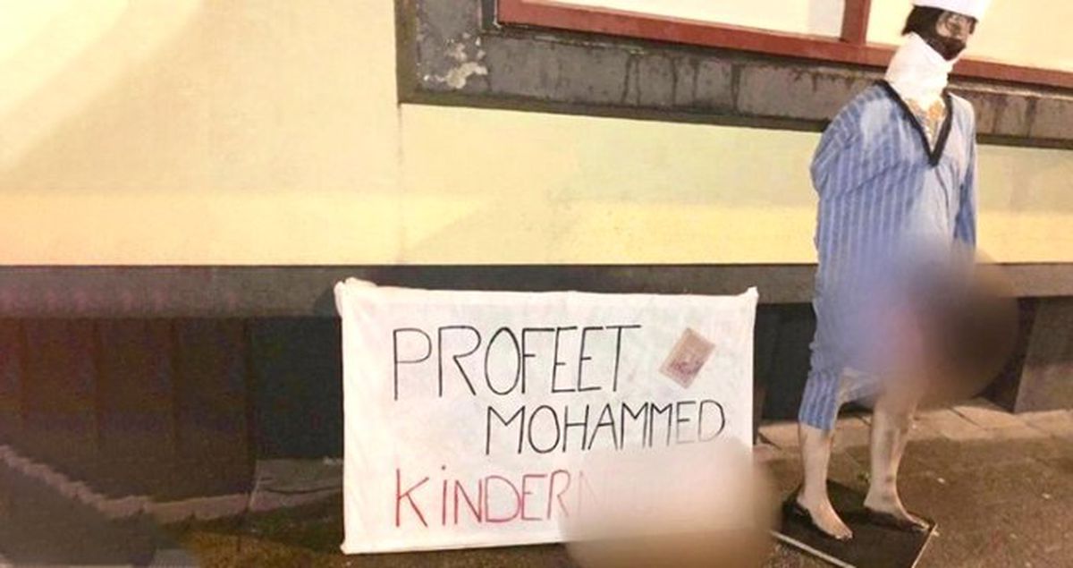 Hollanda'da Caminin Önünde Kuran'a ve Hz. Muhammed'e Hakaret Edildi