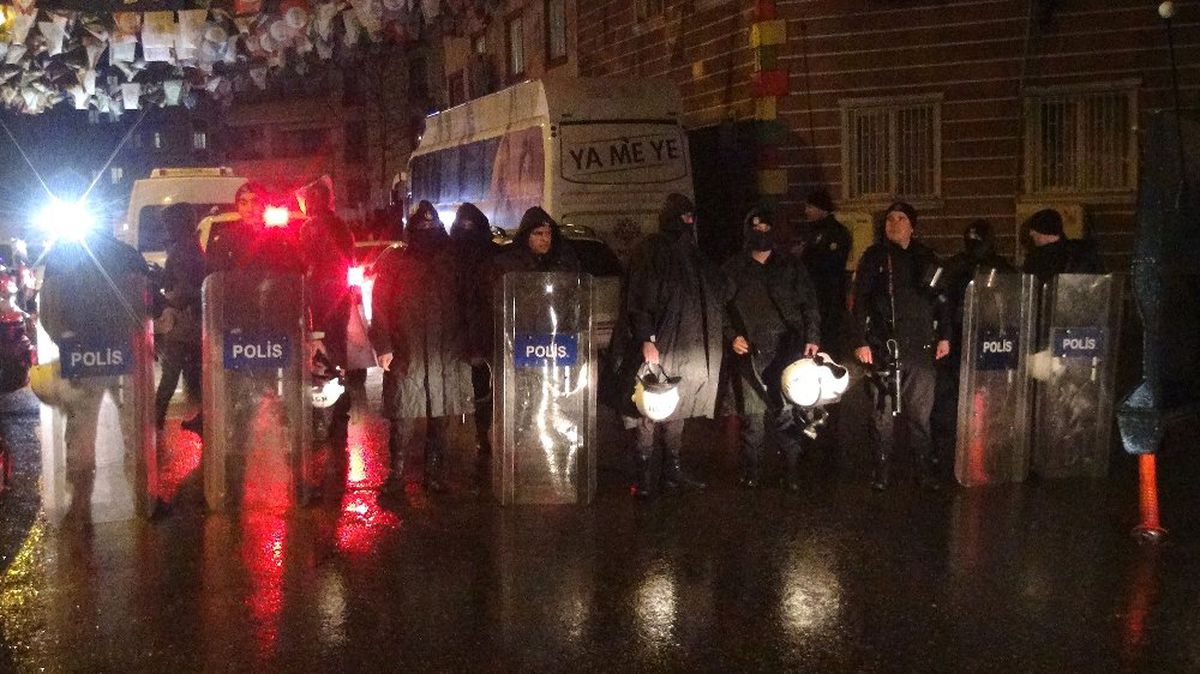 Hdp Diyarbakır İl Binasına Operasyon: 5 Gözaltı