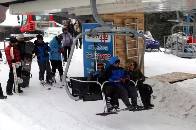 Ilgaz'da Tatilcilerin Kayak Keyfi