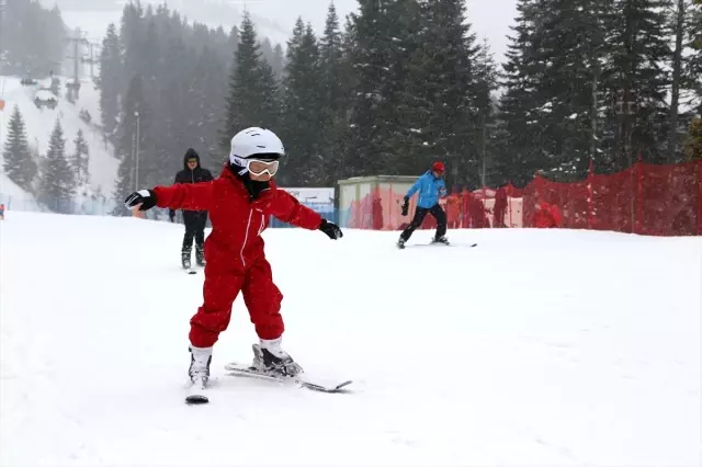 Ilgaz'da Tatilcilerin Kayak Keyfi