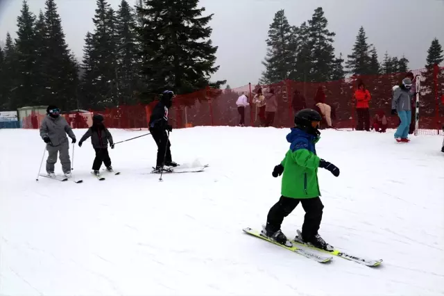 Ilgaz'da Tatilcilerin Kayak Keyfi