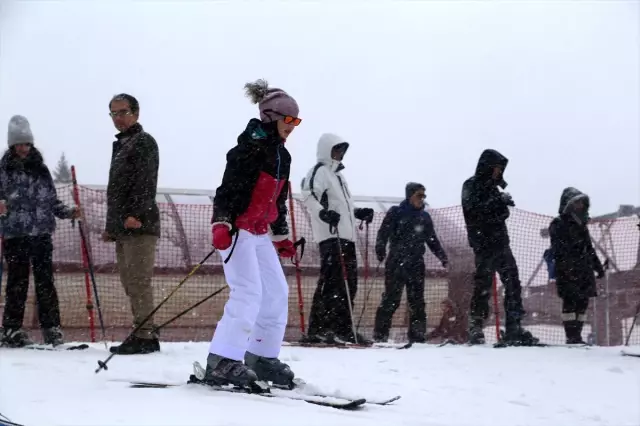 Ilgaz'da Tatilcilerin Kayak Keyfi