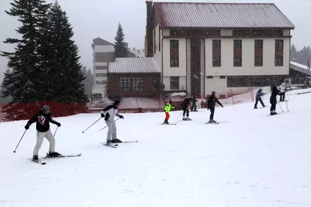 Ilgaz'da Tatilcilerin Kayak Keyfi