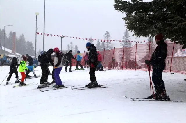 Ilgaz'da Tatilcilerin Kayak Keyfi