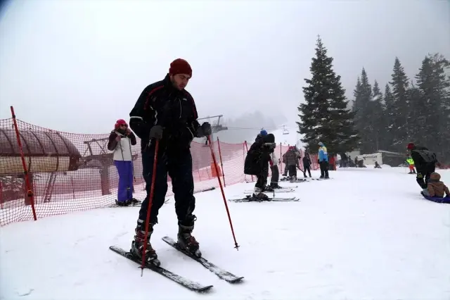 Ilgaz'da Tatilcilerin Kayak Keyfi