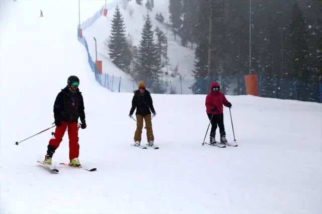 Ilgaz'da Tatilcilerin Kayak Keyfi