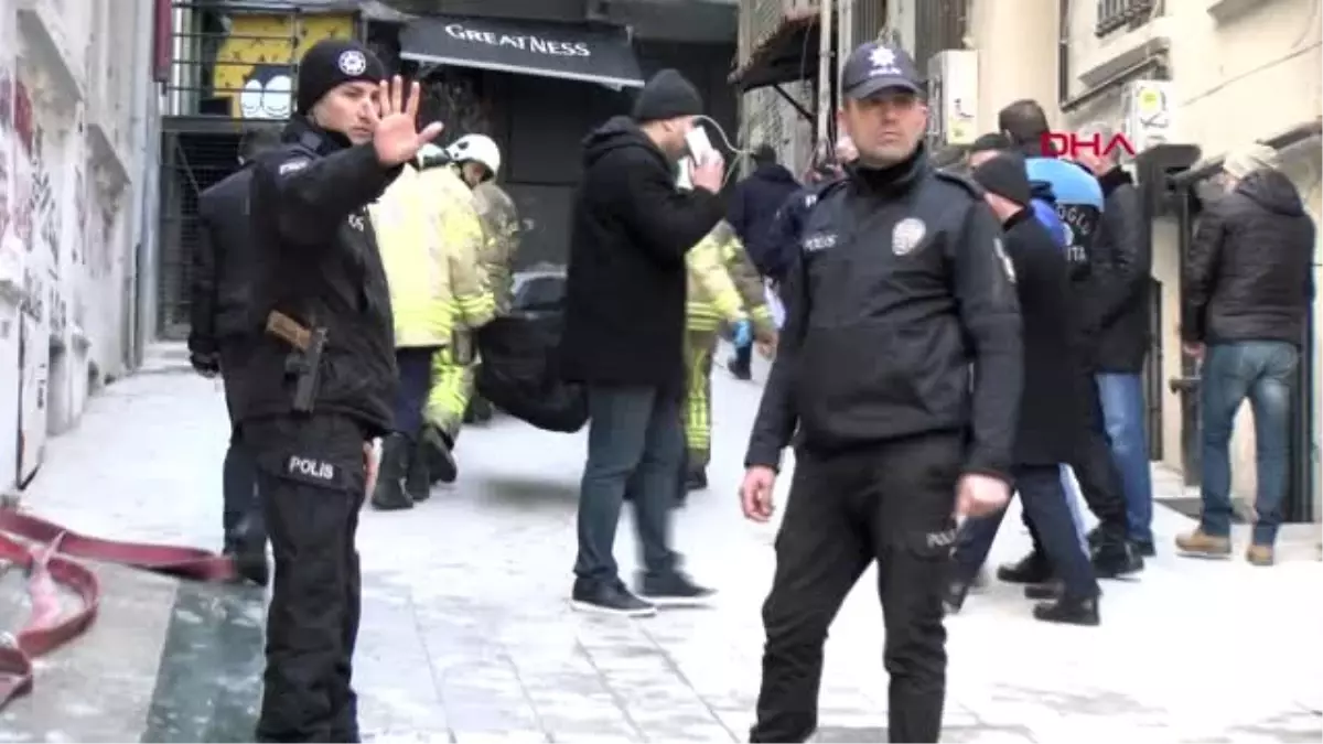 İstanbul- Beyoğlu'nda Yangın Faciası 2 Kişinin Cenazesi Evden Çıkarıldı