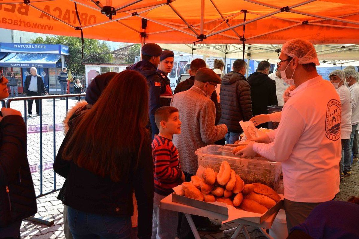Kefal Dalyan'da Yenir' Sloganıyla Tonlarca Ekmek Arası Kefal Dağıtıldı