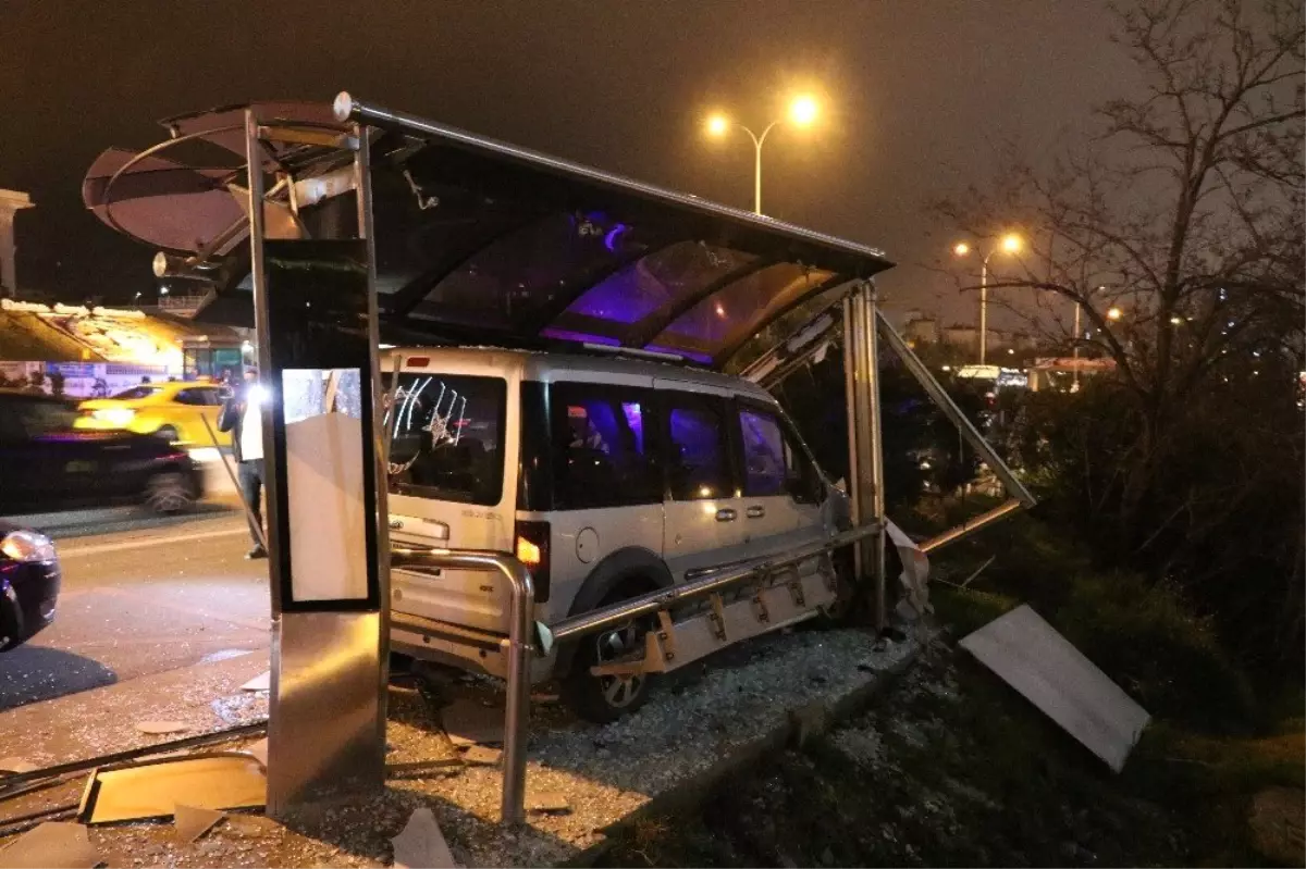Maltepe'de Hafif Ticari Araç Otobüs Durağına Girdi: 1 Ölü