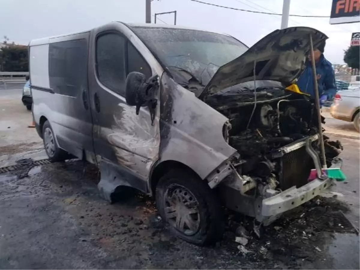 Park Halindeki 2 Minibüsü Benzin Döküp Yaktı