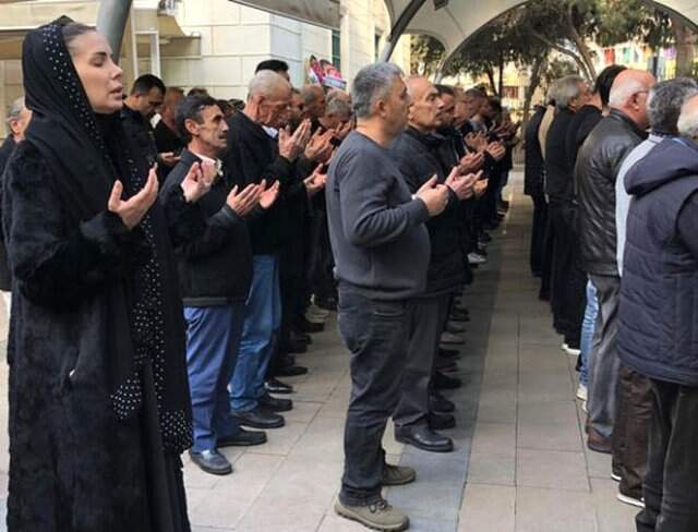 Şarkıcı Tuğba Özerk, Babasını Gözyaşları İçinde Son Yolculuğuna Uğurladı