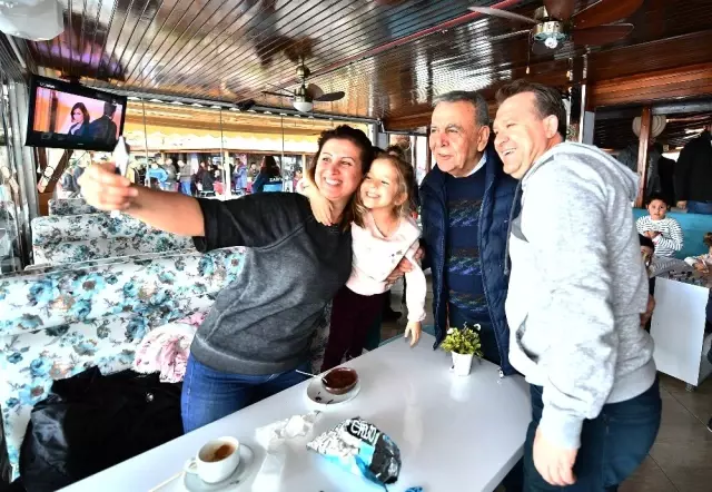 Şiirlerle, Sümbüllerle Uğurlandı