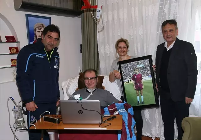 Trabzonspor'dan Eski Futbolcu İsmail Gökçek'e Ziyaret Trabzonspor'dan Eski Futbolcu İsmail Gökçek'e Ziyaret