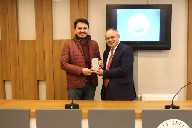 Başkan Öztürk'ten Meclis Üyelerine Teşekkür Plaketi