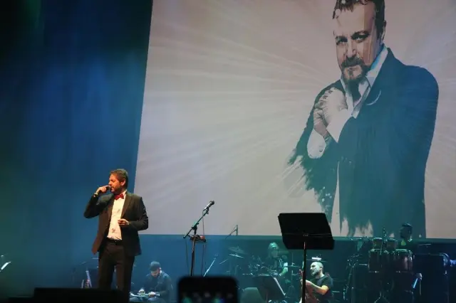 Bora Gencer Teyev Yararına Konser Verdi Bora Gencer Teyev Yararına Konser Verdi