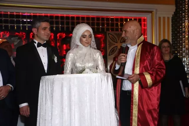 Kartal Belediye Başkanı Öz, Genç Çiftin Mutluluğuna Ortak Oldu Kartal Belediye Başkanı Öz, Genç Çiftin Mutluluğuna Ortak Oldu