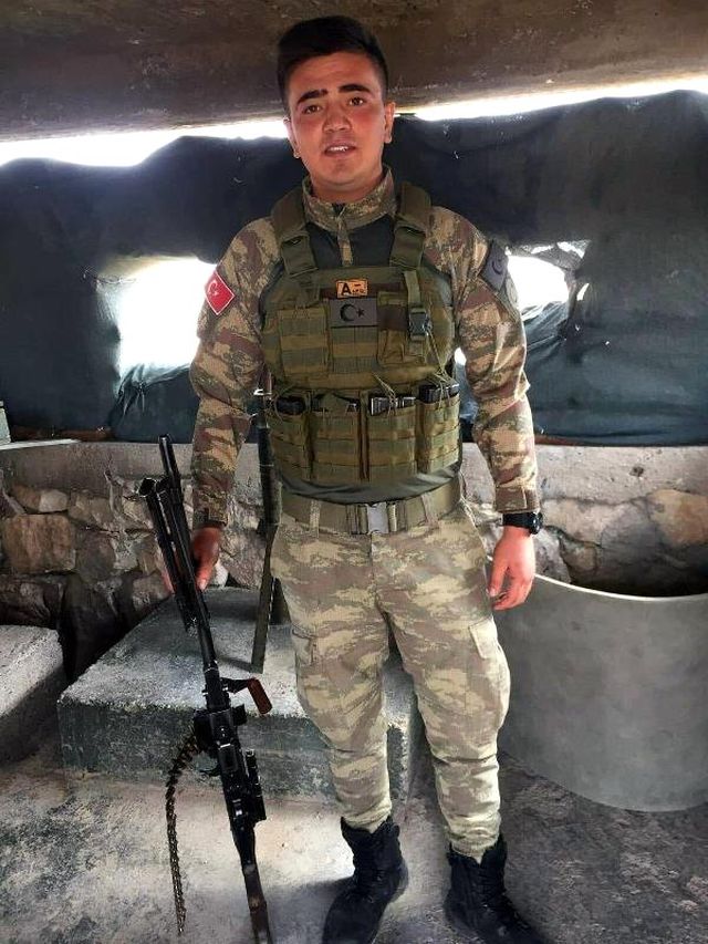 ÅÄ±rnak'Ä±n Silopi ilÃ§esinde vatani gÃ¶revini yapan piyade er UÄur Ãakmak (21), nÃ¶bet tuttuÄu mevzide, arkadaÅÄ±nÄ±n bilinmeyen nedenle ateÅ alan tÃ¼feÄinden Ã§Ä±kan mermiyle Åehit oldu. BekÃ¢r olan piyade er Ãakmak'Ä±n acÄ± haberi, Ä°zmir'in FoÃ§a ilÃ§esindeki ailesini yasa boÄdu. ile ilgili gÃ¶rsel sonucu
