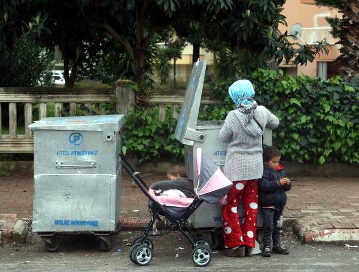 Çöpte Yiyecek Arıyor Gibi Yapan Kadın, Bölge Esnafını Bıktırdı