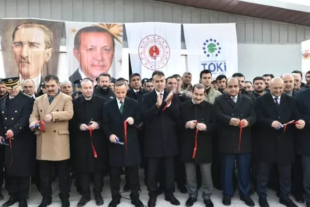 Cumhurbaşkanı Erdoğan, Ahlat Polis Güvenlik Noktası'nın Açılışını Gerçekleştirdi Cumhurbaşkanı Erdoğan, Ahlat Polis Güvenlik Noktası'nın Açılışını Gerçekleştirdi