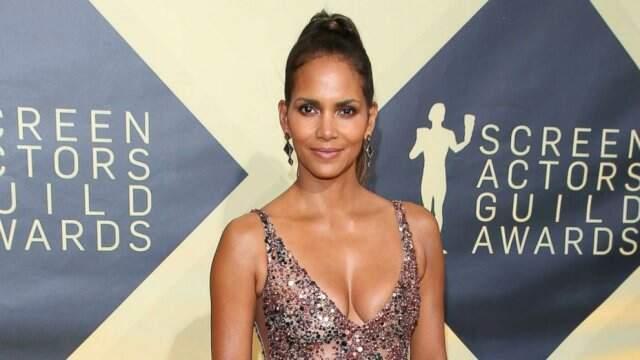 Dünyaca Ünlü Oyuncu Halle Berry, Üstsüz Bir Şekilde Yumurta Kırdı