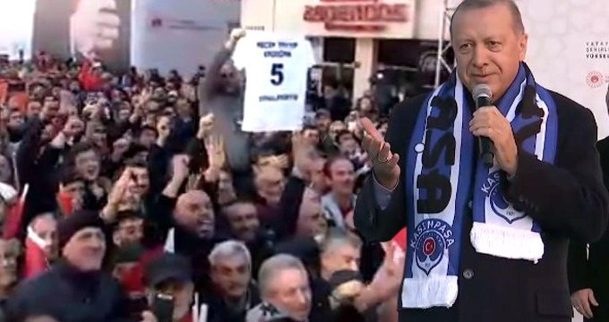 Erdoğan'dan Kendisine Forma Gösteren Vatandaşa Güldüren Cevap: Ben Forvet Oynadım