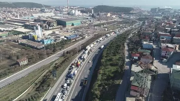 Kağıt Yüklü Tır Yandı, Tem'de 6 Kilometrelik Kuyruk Oluştu