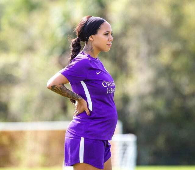 Kanadalı Kadın Futbolcu Sydney Leroux, 5,5 Aylık Hamileyken İdmana Çıktı