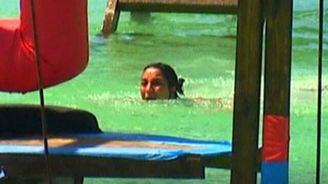 Oyun Esnasında Suya Ters Atlayan Sabriye Şengül Belinden Sakatlandı