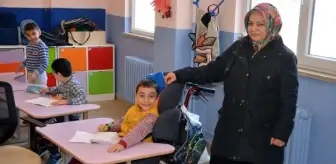 Yeşilkent Mahallesi: Serebral Palsi Hastası Oğlunu Her Gün Bebek Arabasıyla Okula Götürüyor Yeşilkent Mahallesi: Serebral Palsi Hastası Oğlunu Her Gün Bebek Arabasıyla Okula Götürüyor