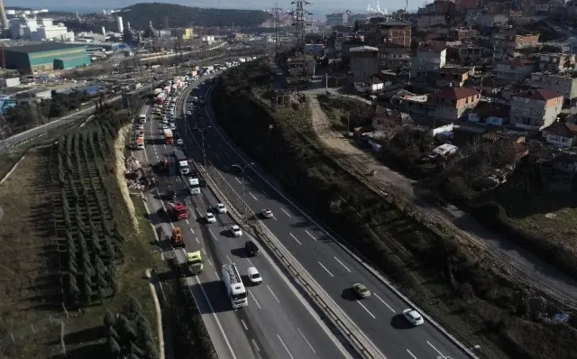 Yanan Kağıt Yüklü Tırın Tem'de Oluşturduğu Trafik Havadan Görüntülendi
