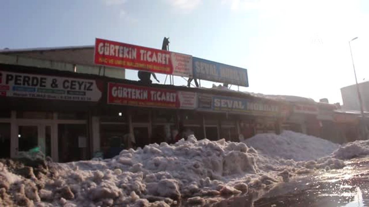 Çatılarda Biriken Karlar Ekmek Kapıları Oldu