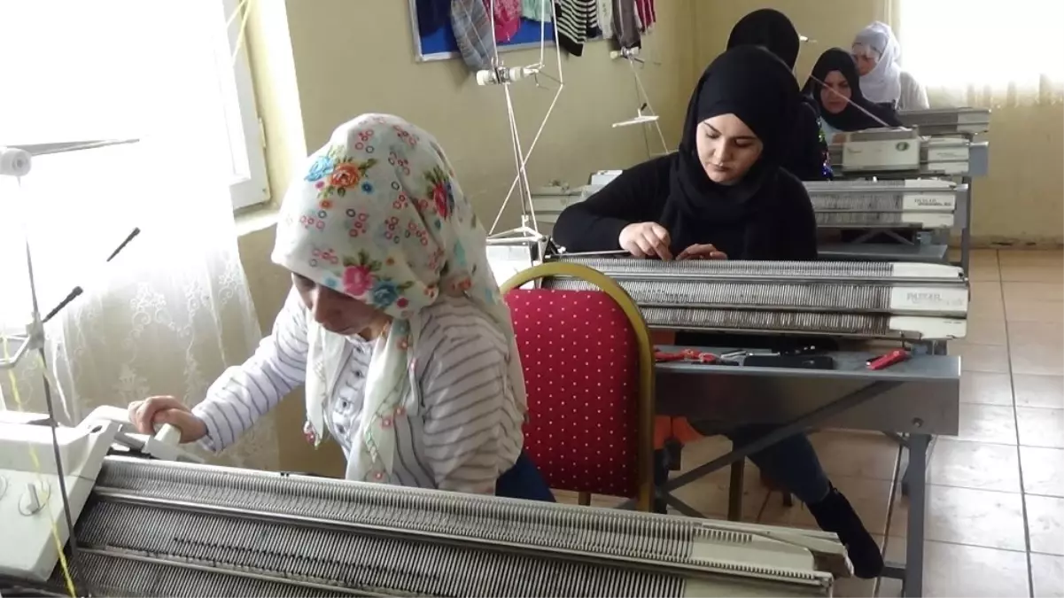 Hem Çeyiz Hazırlıyorlar Hem Para Kazanıyorlar