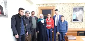 Muş Alparslan Üniversitesi: Kaymakam, Tek Ayakkabılı Şampiyon Emine'yi Makamında Ağırladı Muş Alparslan Üniversitesi: Kaymakam, Tek Ayakkabılı Şampiyon Emine'yi Makamında Ağırladı